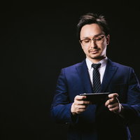 スマホで動画を閲覧するドイツ人ハーフのエリートビジネスマンの写真
