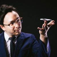 ハンドスピナーに夢中な外国人ビジネスマンの写真