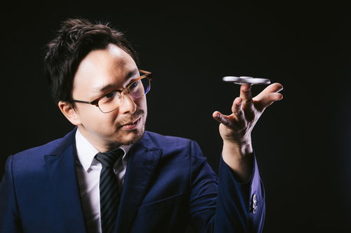 ハンドスピナーに夢中な外国人ビジネスマン