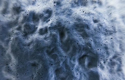 プツプツ気泡が入った塗装面のマクロ撮影、微粒感のテクスチャー