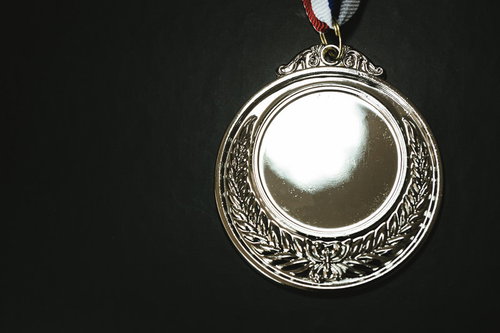 準優勝で獲得した銀メダルと赤白リボン、トロフィーの表彰