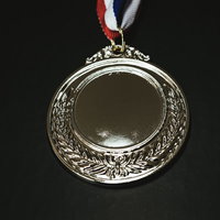 赤白のリボンが付いた銀色のメダル、スポーツ大会の優勝・受賞記念の写真