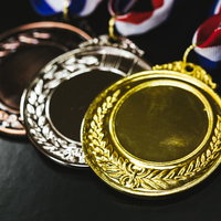 勝ち取った金・銀・銅の三色のメダルの写真