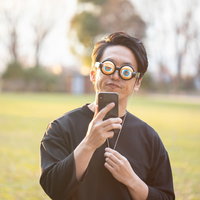 誇張しすぎた既読スルーに狂気の笑みを浮かべる男性の写真