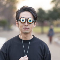 目玉を誇張しすぎた男性の写真