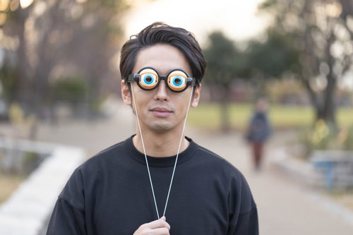 目玉を誇張しすぎた男性