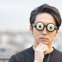 目を見開いて考え込む男性の真摯な表情とポーズの写真