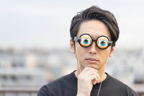 目を見開いて考え込む男性の真摯な表情とポーズ