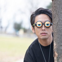 目立たないように変装して尾行する探偵の写真