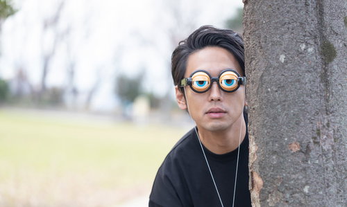 目立たないように変装して尾行する探偵