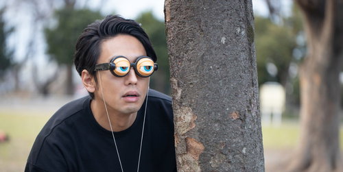 不審者がこちらを見ている