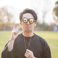 誇張しすぎたフリー素材モデルの激おこポーズの写真