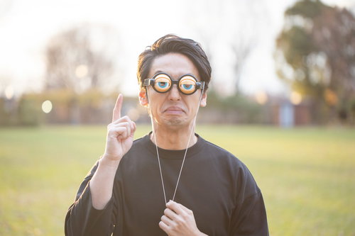 誇張しすぎたフリー素材モデルの激おこポーズ