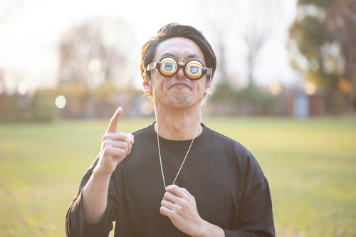 への字口で怒りをあらわにする眼鏡をかけた男性