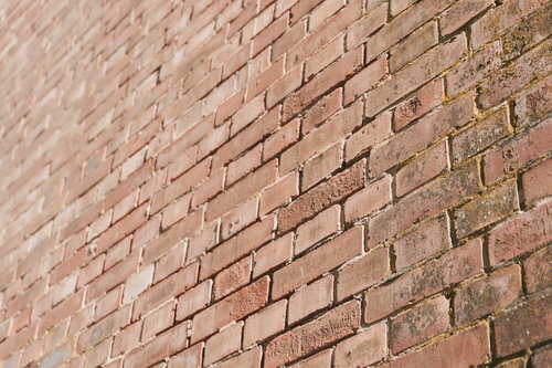 赤茶色に積み上げられたレンガの壁の質感と風合い