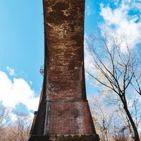 群馬のめがね橋を内側から見上げた石造アーチの写真