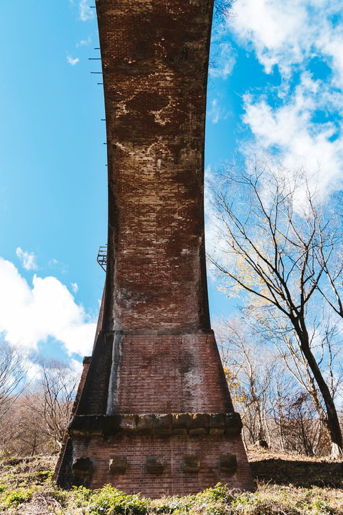 群馬のめがね橋を内側から見上げた石造アーチ
