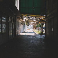 薄暗く廃れた飾磨名店街の一角にシャッターが下りた店舗の写真