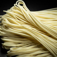 光沢のある乾麺を束ねた状態の写真