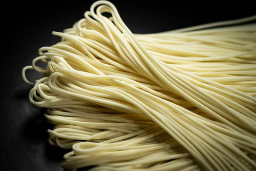 光沢のある乾麺を束ねた状態