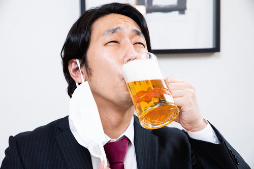 黙食しながらマスクをずらして飲む生ビール