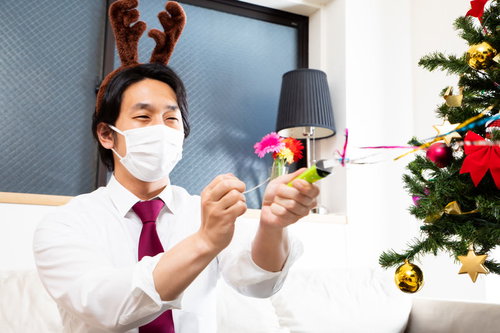 クラッカーを使ってメリクリする孤独な会社役員