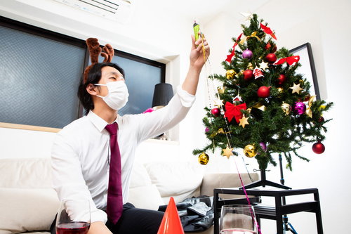 クラッカー後のクリスマスパーティーの様子（クリぼっち）