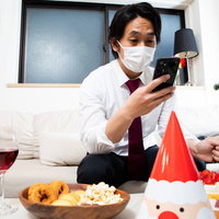 独身男性を誘ってクリスマス宅飲みを主催したけど誰も来ない男性の写真