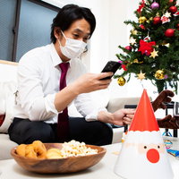 クリスマスパーティーがまさかのドタキャン連発でひとり寂しい幹事の男性の写真