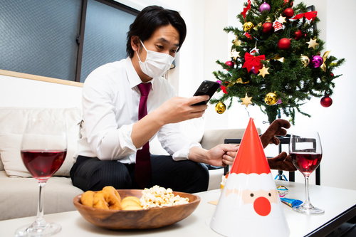 クリスマスパーティーがまさかのドタキャン連発でひとり寂しい幹事の男性