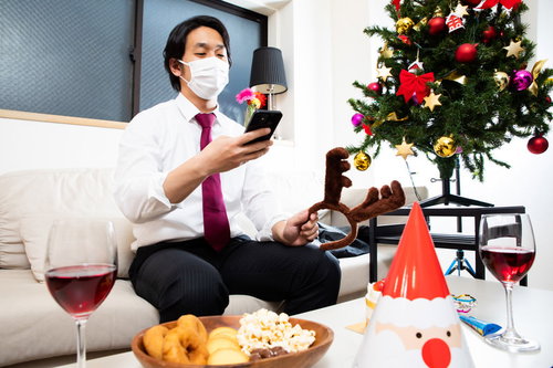 スマホを見ながらシングルベルを楽しむ男性