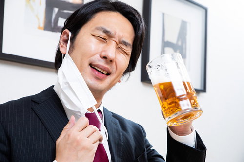 仕事終わりの生ビールをゴクゴク飲んで上機嫌の会社員