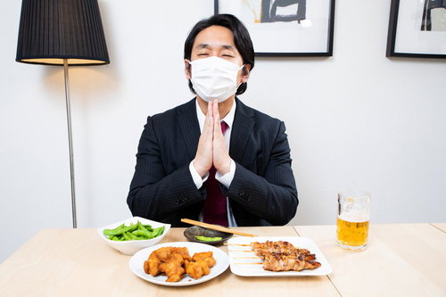 マスクをして合掌する黙食でいただきます。居酒屋での会食風景