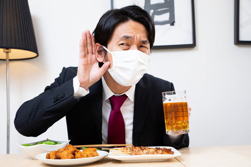 マスク越しの飲み会でよく聞こえない男性会社員