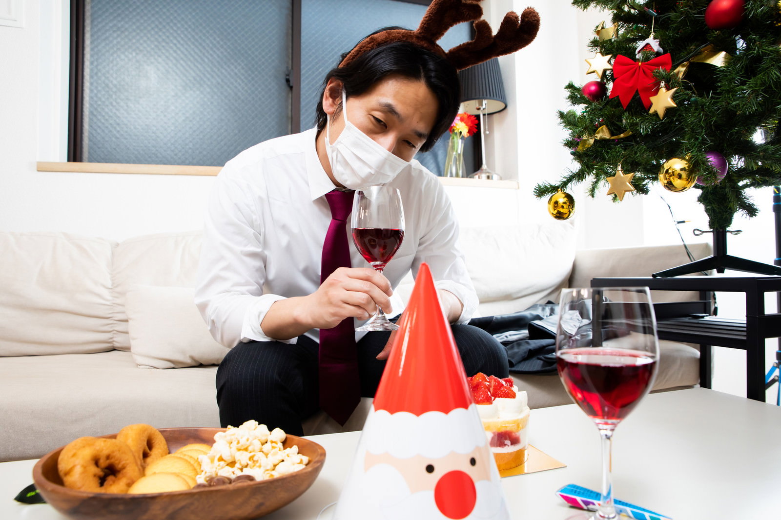 マスクとトナカイカチューシャでひとりクリスマスパーティー［モデル：大川竜弥］