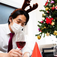 転寝するクリぼっち中の会社員の写真