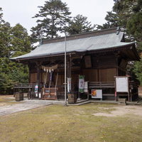 三春神社の本殿と境内のお堂の全景、福島県の歴史的建造物の写真