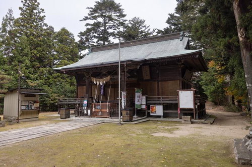 三春神社の本殿と境内のお堂の全景、福島県の歴史的建造物