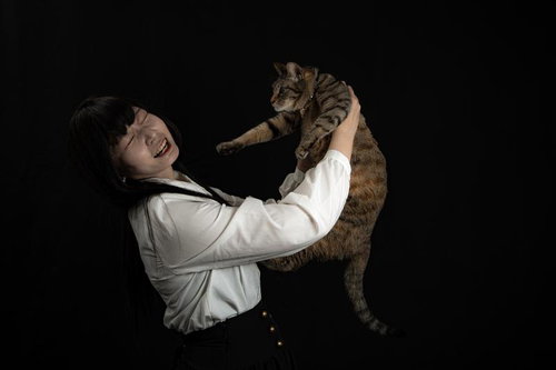 現場に頼まれてネコを抱っこして帰ってきた事務員