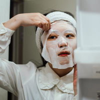 トイレットペーパーでもいけるフェイスパック姿の女性の写真