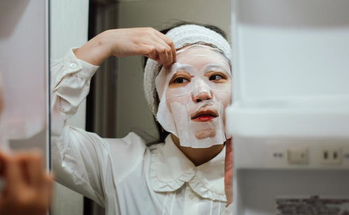 トイレットペーパーでもいけるフェイスパック姿の女性