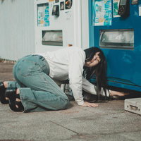こんなところで早押しクイズ～自販機の前で困る女性の写真