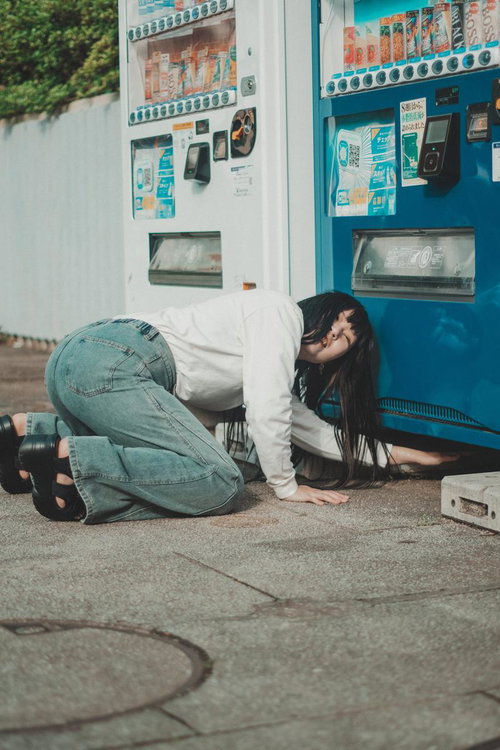 こんなところで早押しクイズ～自販機の前で困る女性