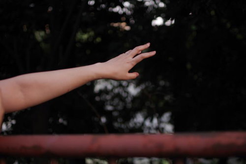 指を添えた左手