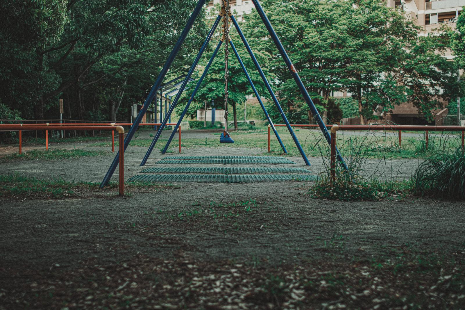 誰もいない公園に立つ古びたブランコ