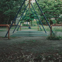 静まり返った公園のブランコの写真