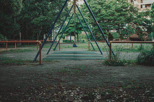 静まり返った公園のブランコ