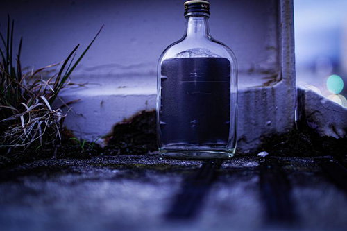 薄暗い裏路地に放置された空き瓶