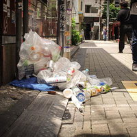 分別されないまま散乱したゴミの写真