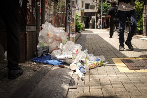 分別されないまま散乱したゴミ